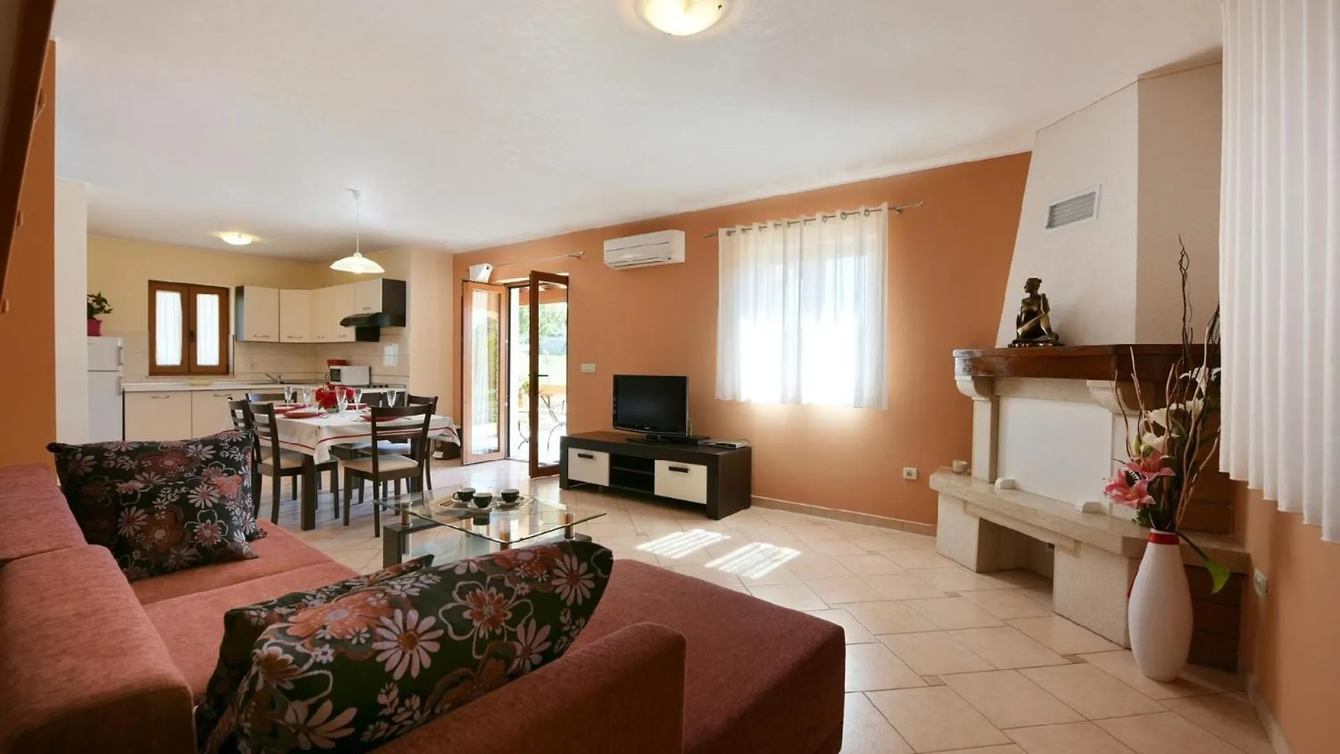 Ferienhaus Mit Privatpool Fuer 6 Personen Ca 115 Qm In Radetici, Istrien Binnenland Von Istrien Mofardini 0*,