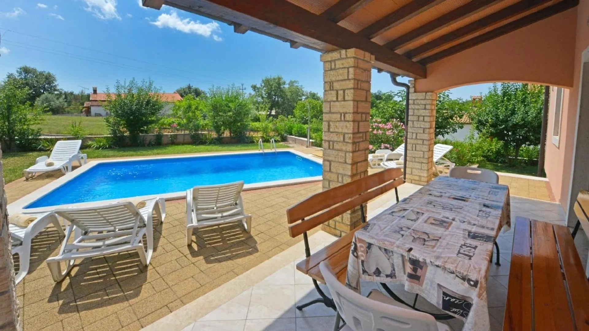Ferienhaus Mit Privatpool Fuer 6 Personen Ca 115 Qm In Radetici, Istrien Binnenland Von Istrien Mofardini